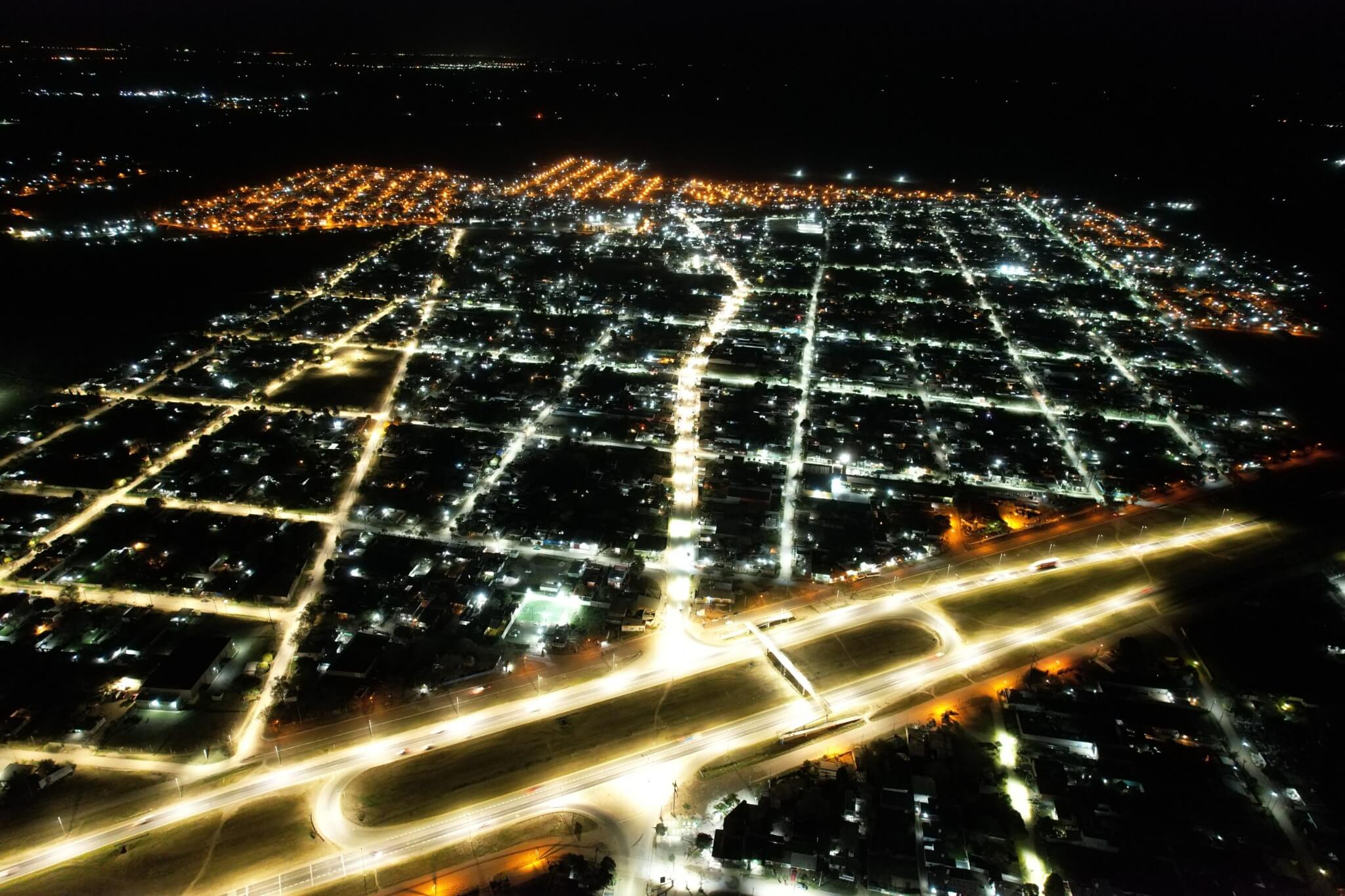 Vista aérea nocturna de Malvinas Argentinas iluminada.